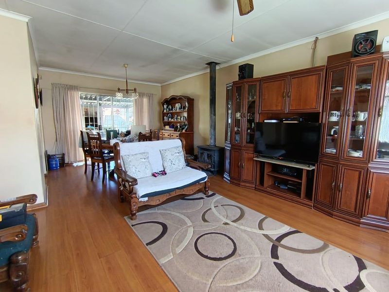 Spacious Family Home with Flatlet & Pool in Prime Fauna Location - Photo 2
