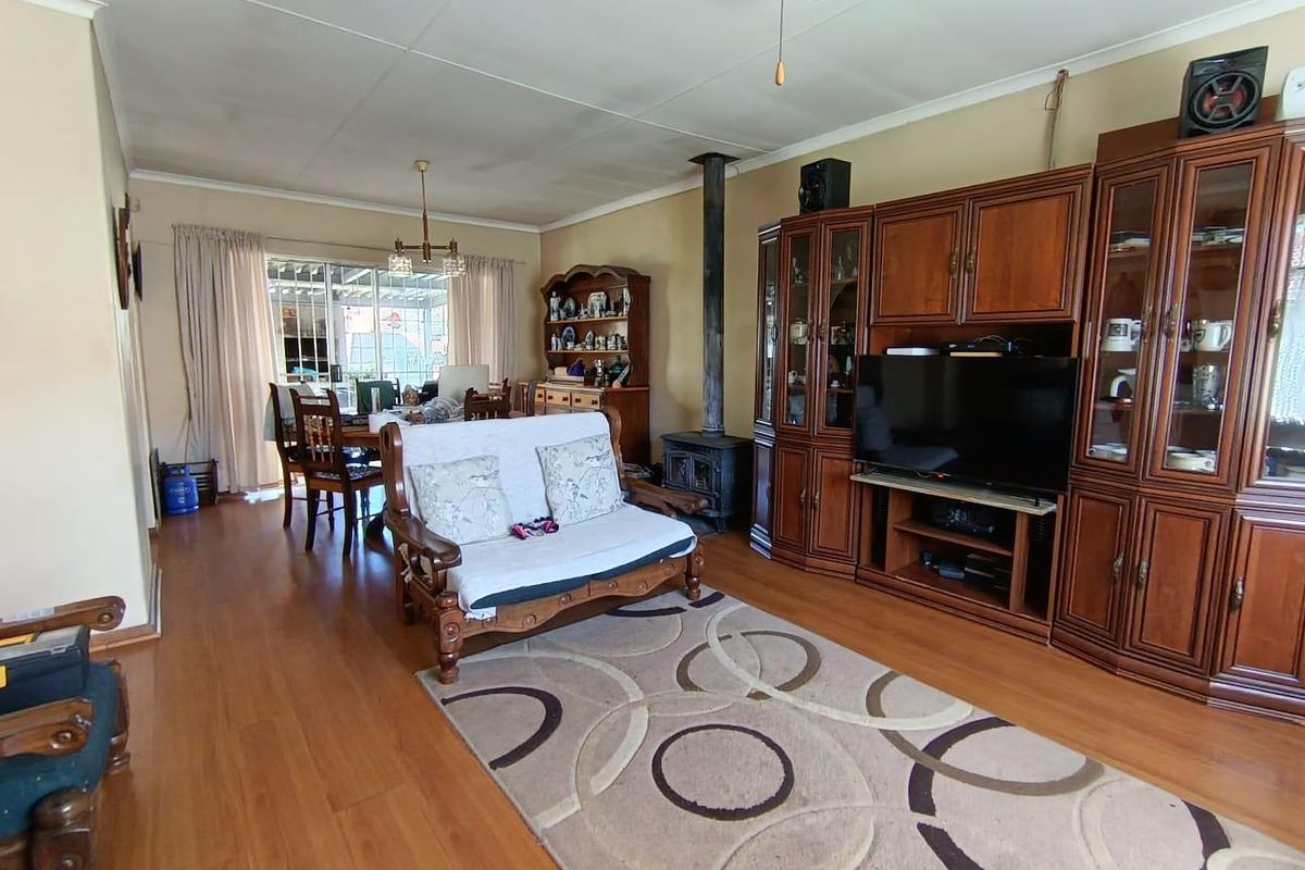 Spacious Family Home with Flatlet & Pool in Prime Fauna Location - Photo 2