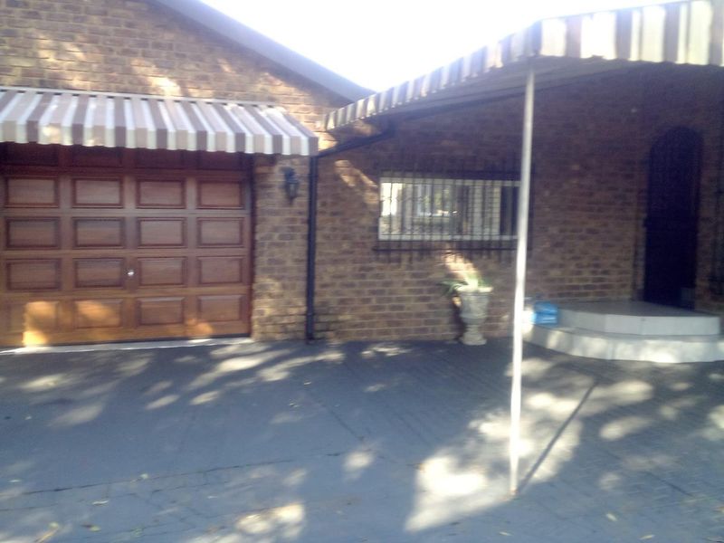 Light, bright family home on corner stand - Photo 10