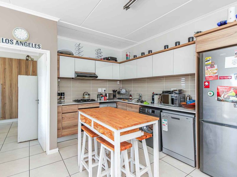 Modern, well maintained apartment with luxurious finishes. - Photo 9