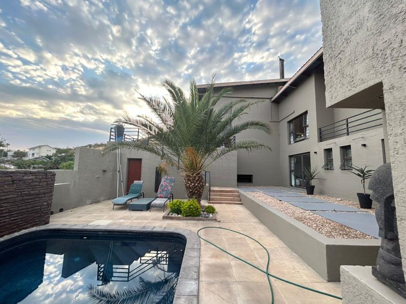 🏡 Refined Luxury in Windhoek’s Prestigious Ludwigsdorf - Photo 9