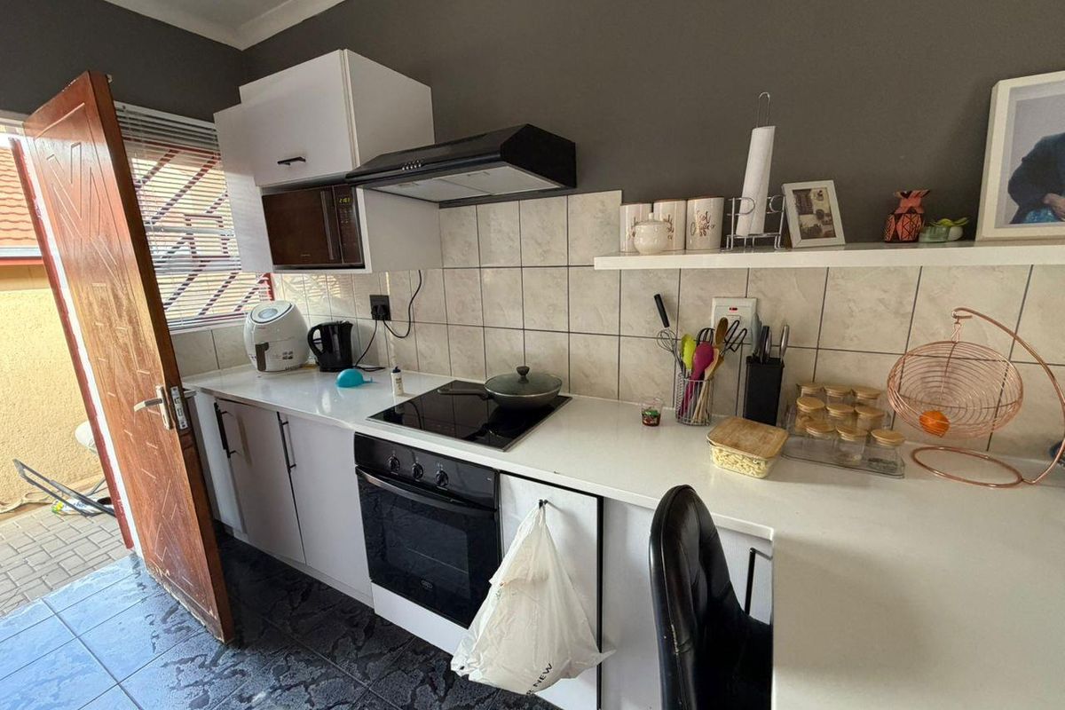 2 Bedroom Flat For Sale - Peneyambeko Court - Photo 5