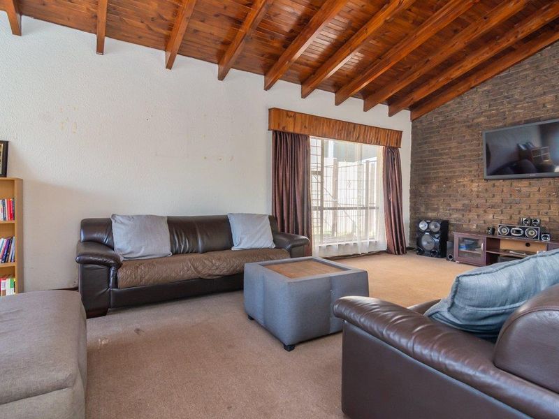 Sunny, spacious and  full of potential in Breunanda! - Photo 4