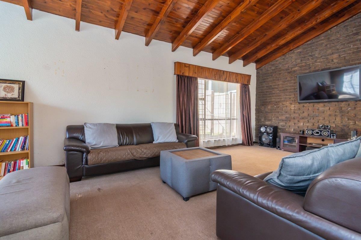 Sunny, spacious and  full of potential in Breunanda! - Photo 4