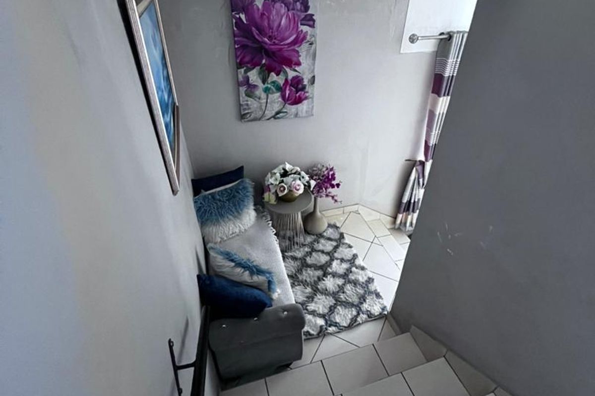 Spacious Corner Townhouse - Photo 5