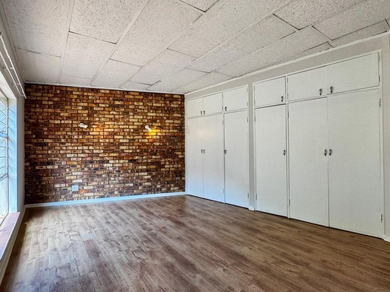 Spacious 4–6 Bedroom Family Home with Separate Office in Faerie Glen - Photo 6