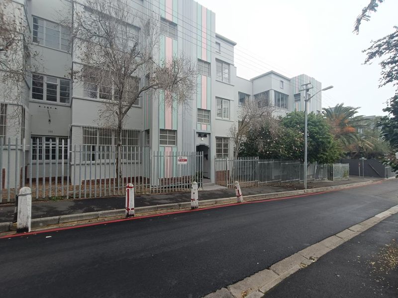 Newly Renovated 2-Bedroom Apartment in Sea Point - Photo 1