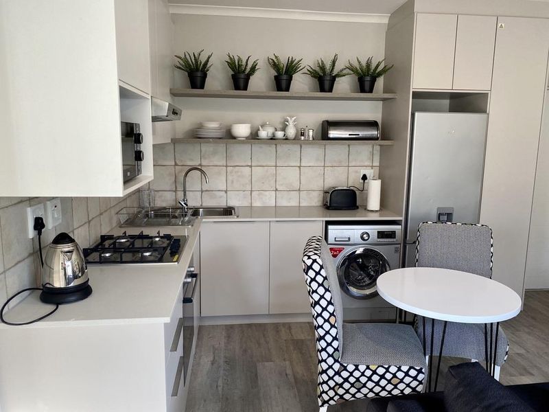 Coastal Chic Garden Apartment – 1 Road from the Beach - Photo 7