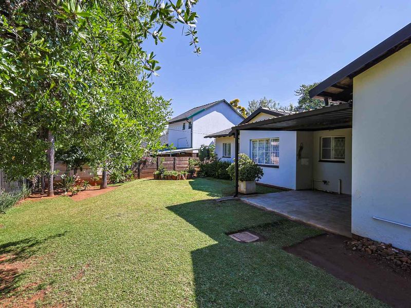 Spacious 4 Bedroom Family Home in Sought-After Garsfontein - Photo 3
