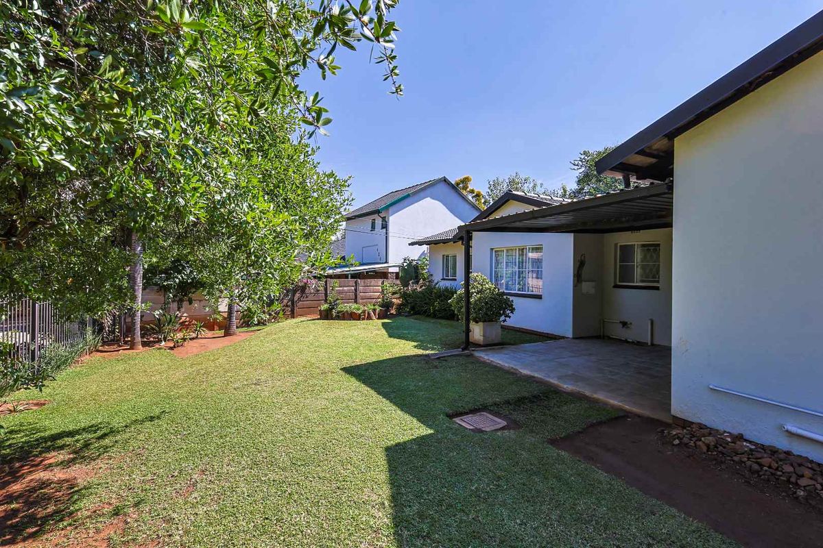 Spacious 4 Bedroom Family Home in Sought-After Garsfontein - Photo 3