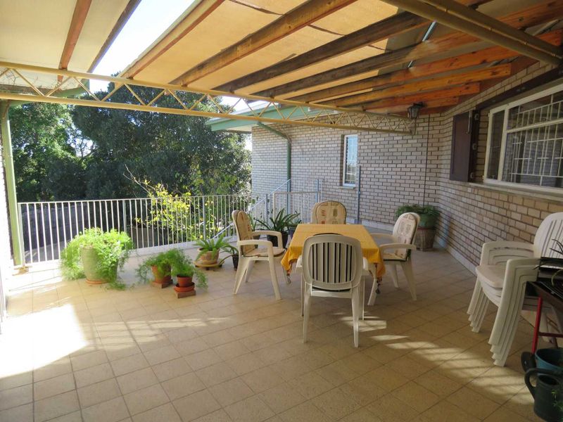 Spacious 4-Bed Home with Pool, Double Garage & Solar Power - Photo 6