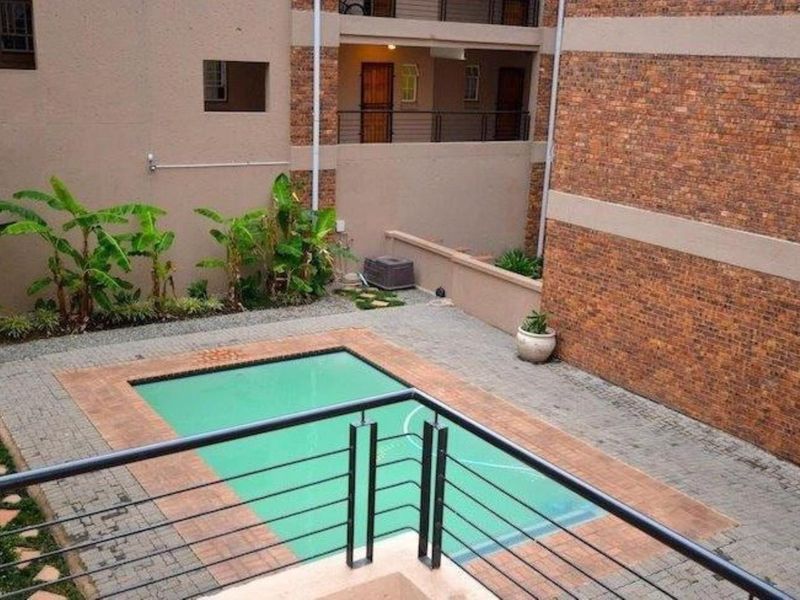 2 bedroom unit with 24 hour security guard! + pool in complex - Photo 9