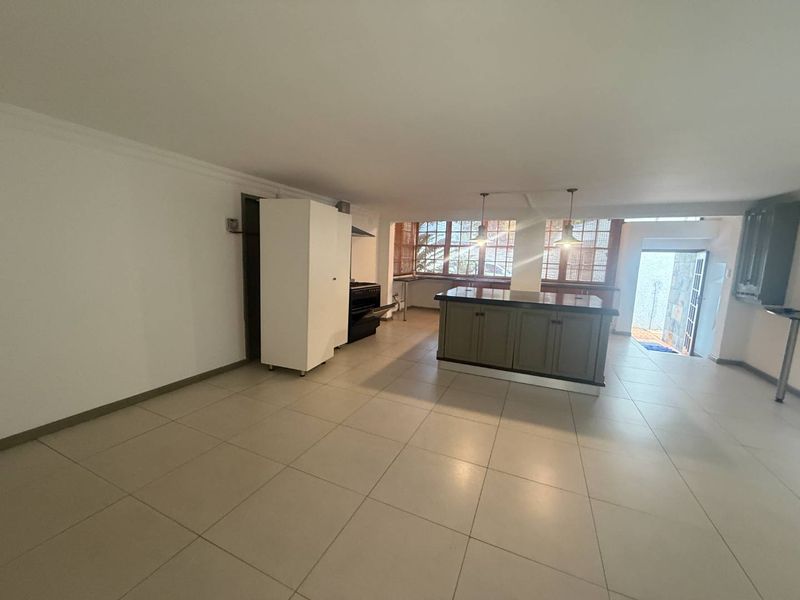 Exclusive Garden Cottage for the Discerning Tenant – Lockup & Go! - Photo 7