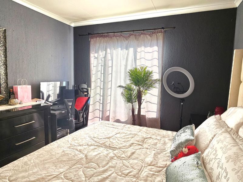 Spacious Three-Bedroom Unit Close to Everything in Radiokop - Photo 9