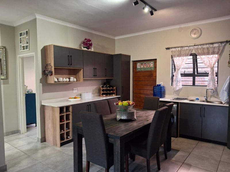 IMMACULATE 3-BEDROOM SIMPLEX FOR SALE IN SOUGHT-AFTER OLYMPUS - Photo 5