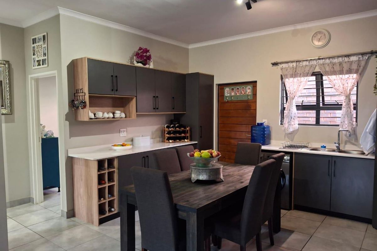 IMMACULATE 3-BEDROOM SIMPLEX FOR SALE IN SOUGHT-AFTER OLYMPUS - Photo 5