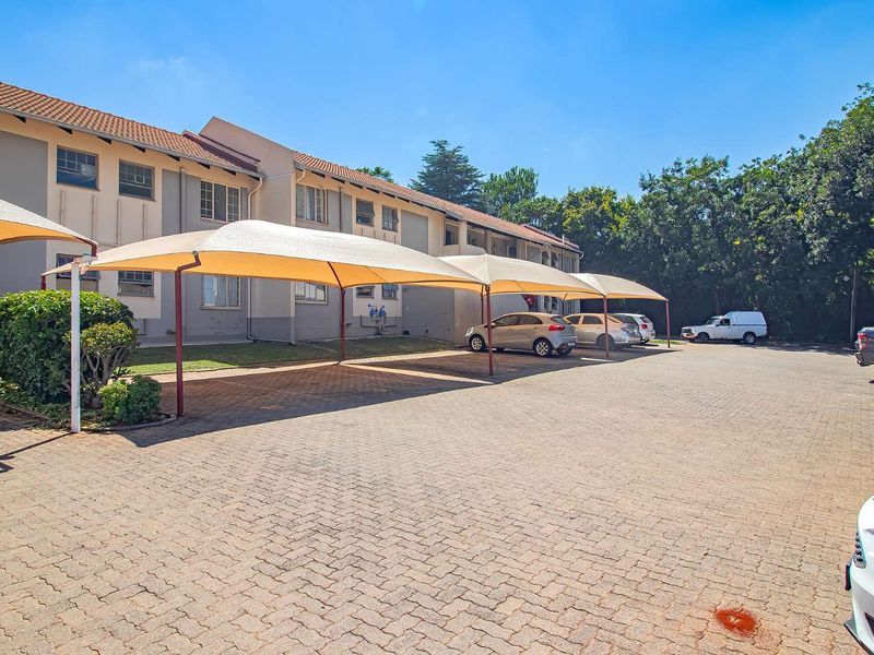 Top floor unit offering 3 bedrooms, with a secure tenant. - Photo 4