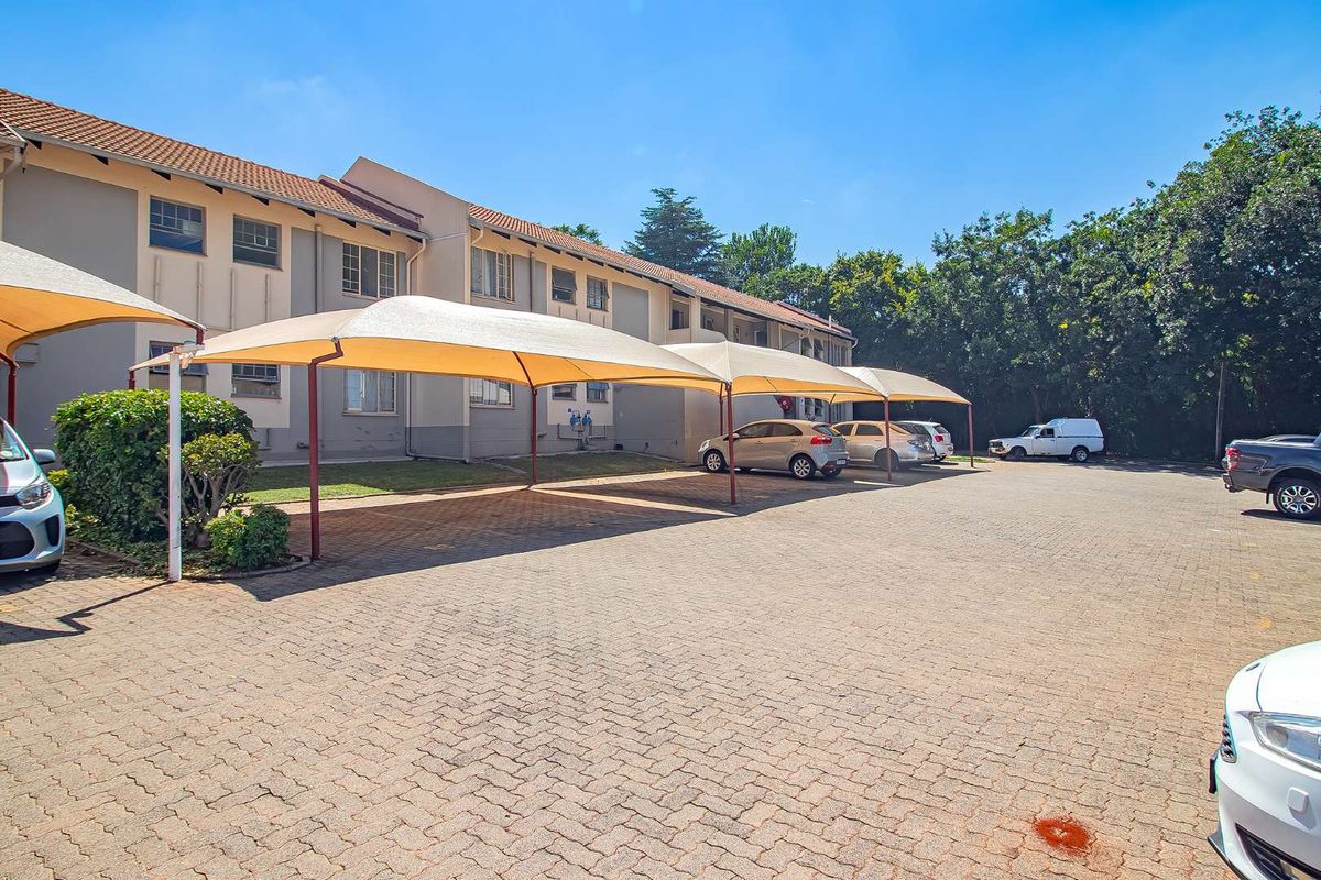 Top floor unit offering 3 bedrooms, with a secure tenant. - Photo 4