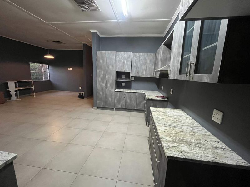 Charming 2-Bedroom Home with 1-Bedroom Flat – Great Investment Opportunity! - Photo 5