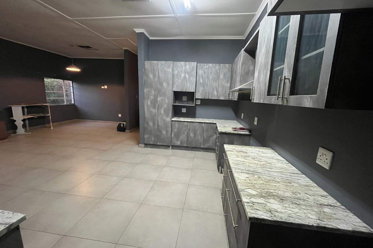 Charming 2-Bedroom Home with 1-Bedroom Flat – Great Investment Opportunity! - Photo 5