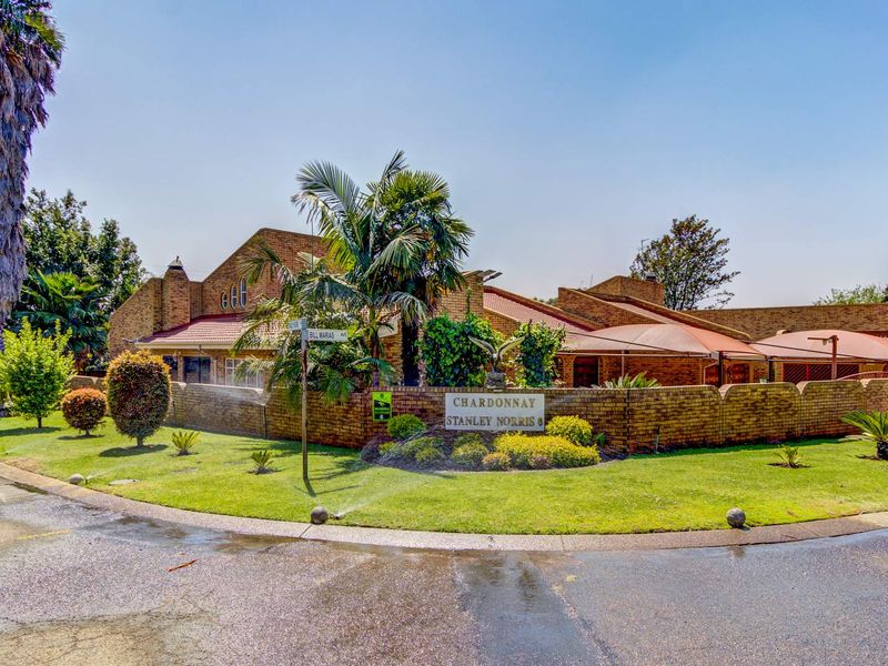 Upmarket 3-bedroom Townhouse in Edleen Ext3 perfect for luxury living - Photo 2