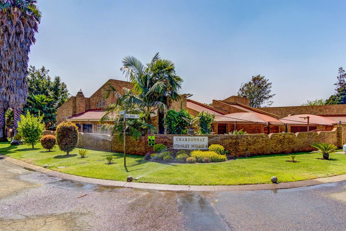 Upmarket 3-bedroom Townhouse in Edleen Ext3 perfect for luxury living - Photo 2
