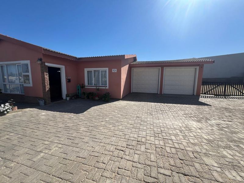 FOR RENT - 4 BEDROOM HOUSE IN A QUIET AREA OF OCEAN VIEW, SWAKOPMUND - Photo 3