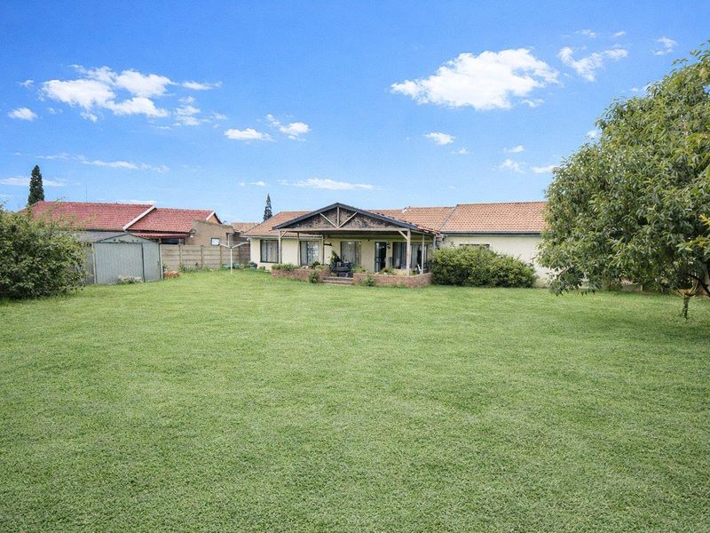 Spacious Family Home - Photo 3