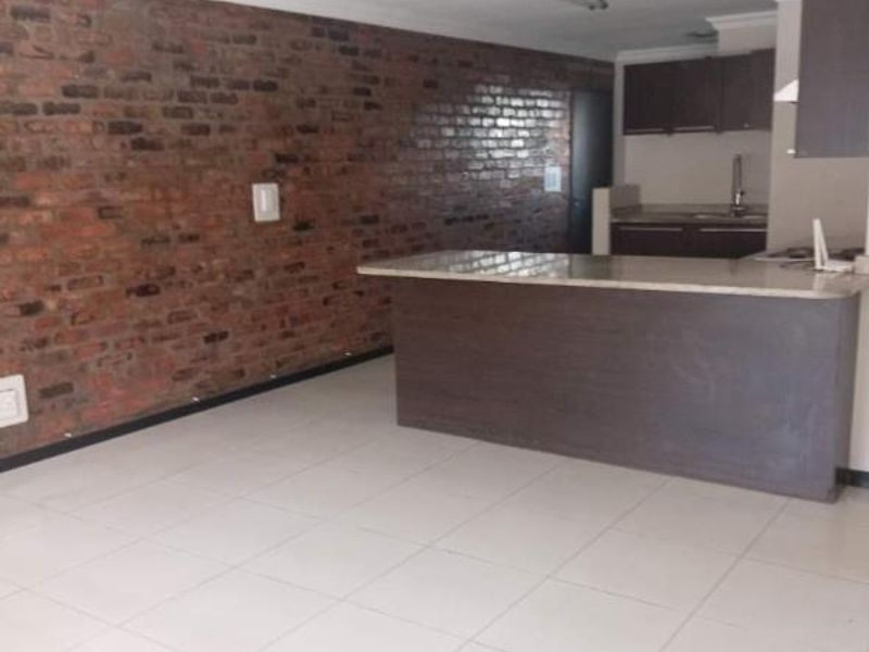 Stylish 2 Bedroom, 2 Bathroom Apartment with Balcony - Photo 3