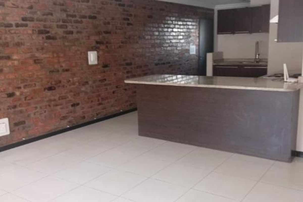 Stylish 2 Bedroom, 2 Bathroom Apartment with Balcony - Photo 3