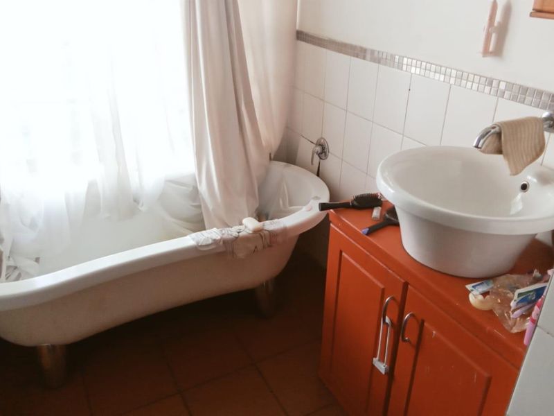 Exceptional Value in Newlands – Family Home with Flatlet, Pool & Dual Entrances! - Photo 9