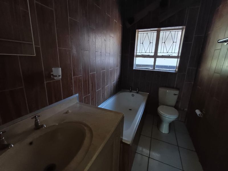 Spacious Three-Bedroom Home with Granny Flat, Pool, and Pet-Friendly Features in Arboretum - Photo 9