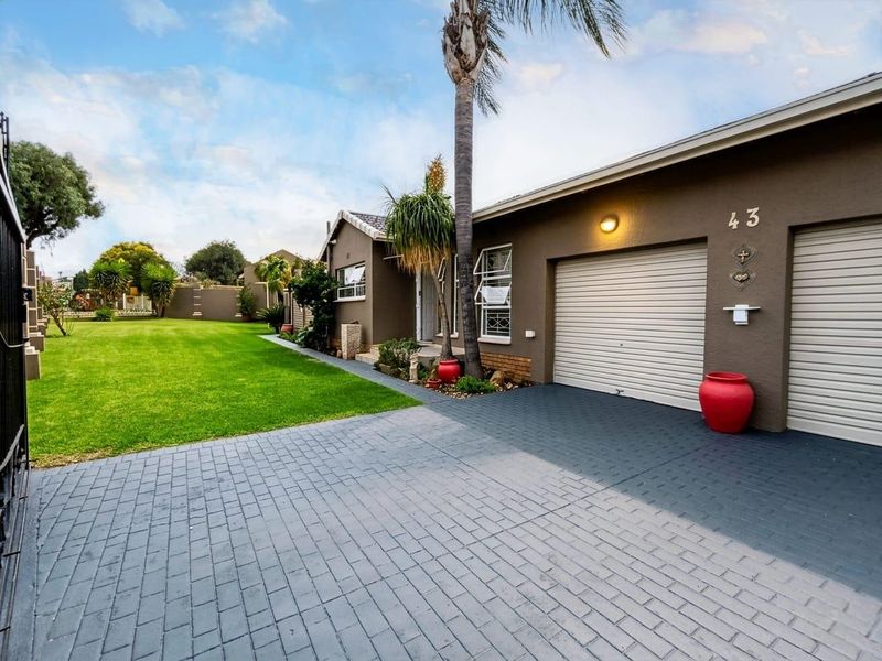 Modern Family Home with Entertainment Area & Pool in Prime Verwoerdpark Location - Photo 2