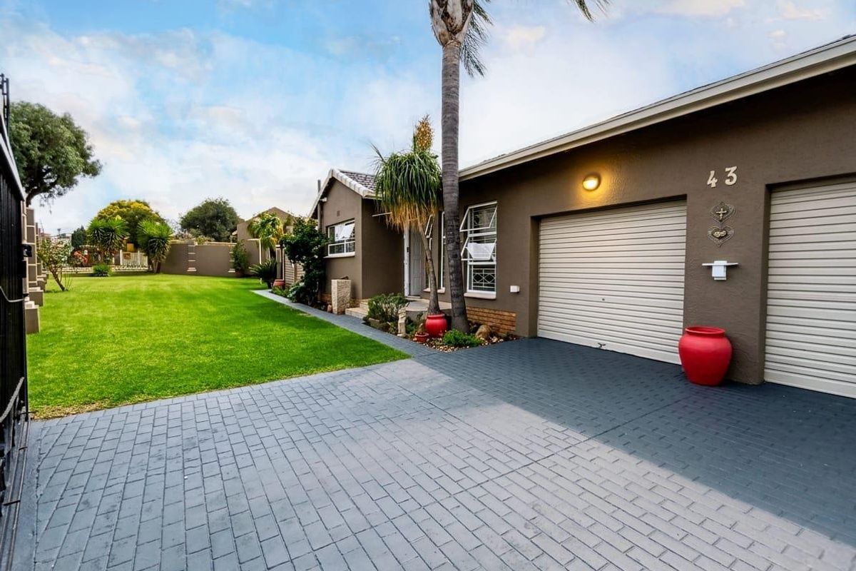 Modern Family Home with Entertainment Area & Pool in Prime Verwoerdpark Location - Photo 2