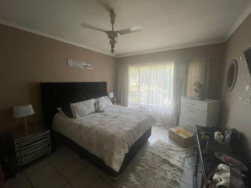 Spacious Upstairs Unit, Security and Location in Camelia Gardens - Photo 10