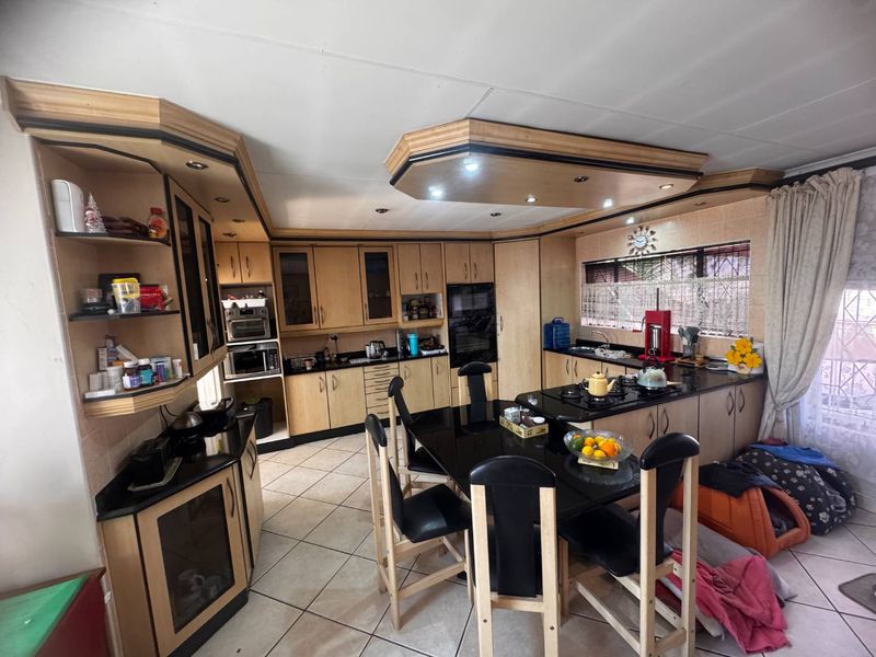 Large Family home with Flatlet for sale - Photo 2