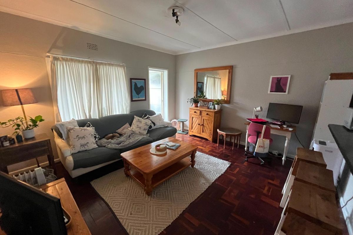 SPACIOUS SEMI-FURNISHED ONE BEDROOM APARTMENT WITH GARAGE | KENILWORTH | R11 000 P/M - Photo 3
