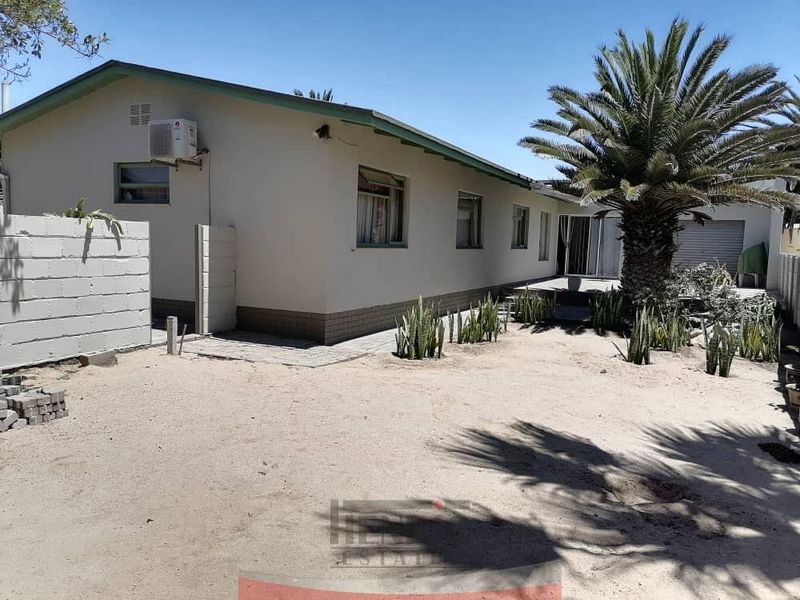 A Classic in Sought After Area - SOLE MANDATE - Photo 9