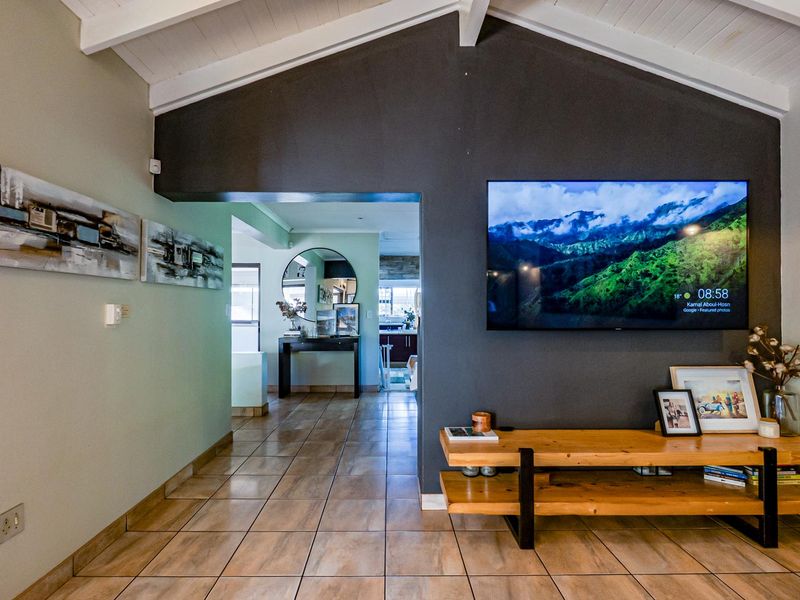 Modern family home in the right location - Photo 4