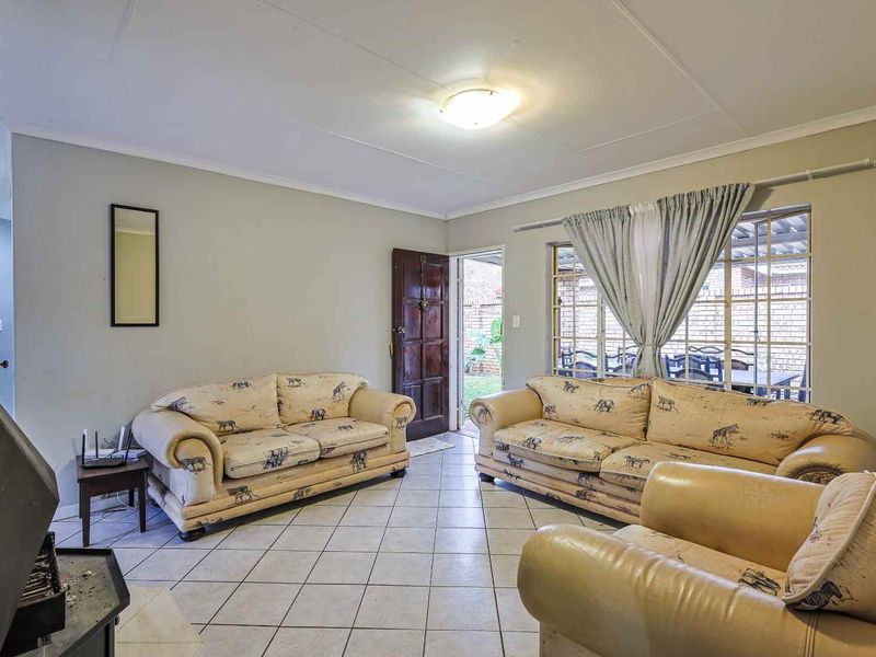Spacious & Perfectly Positioned - A Peaceful Retreat in a Well-Maintained Complex - Photo 6