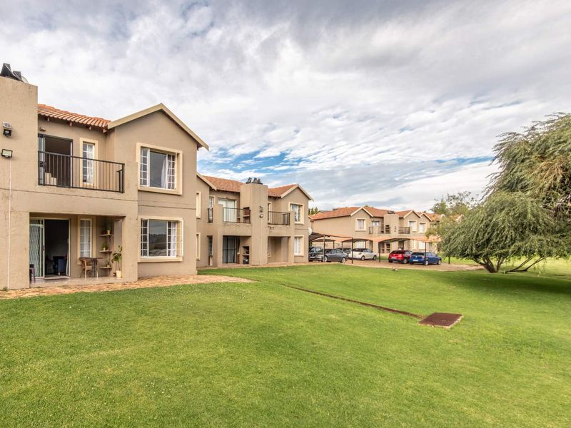 Charming Simplex Living with Endless Potential, perfect for young professionals SORRY NO PETS ALLOWED - Photo 3