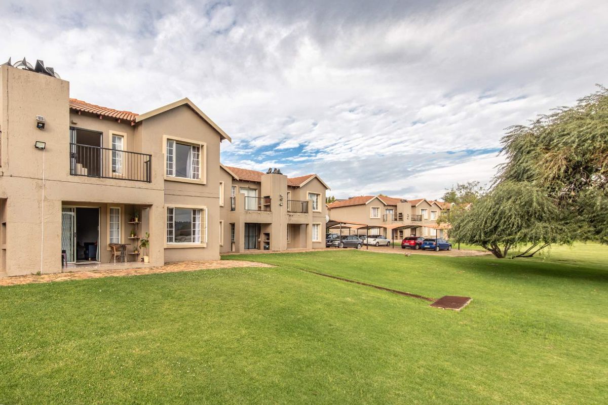 Charming Simplex Living with Endless Potential, perfect for young professionals SORRY NO PETS ALLOWED - Photo 3