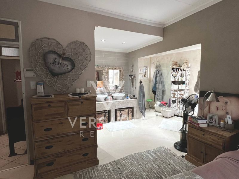 4 Bedroom House For Sale in Olympia - Photo 9