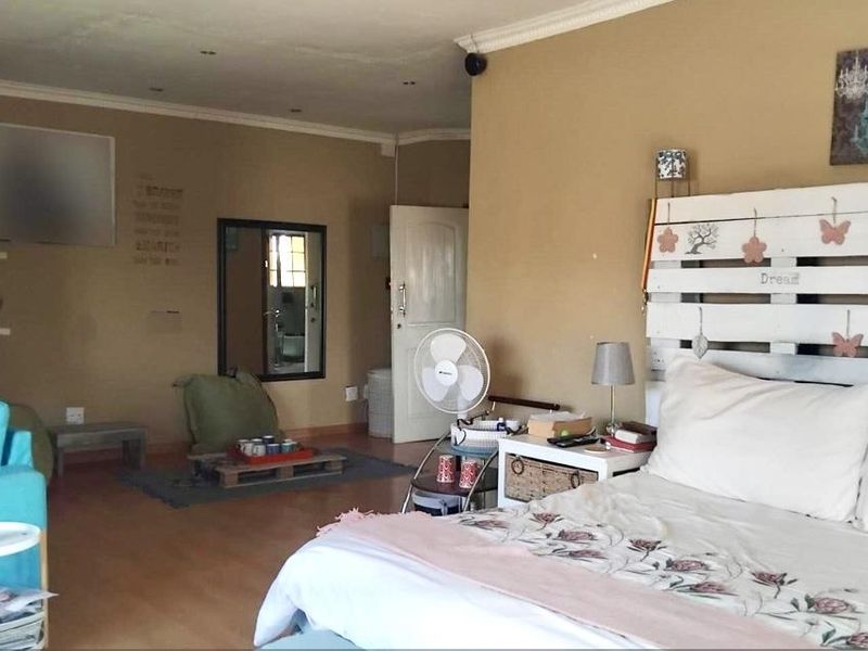 For Sale: Spacious Family Farmhouse - Photo 9