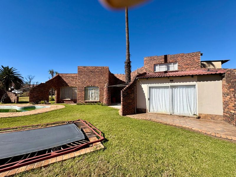 Four Bedroom Modern Spacious Family Home with Swimming pool in Heilbron - Photo 3