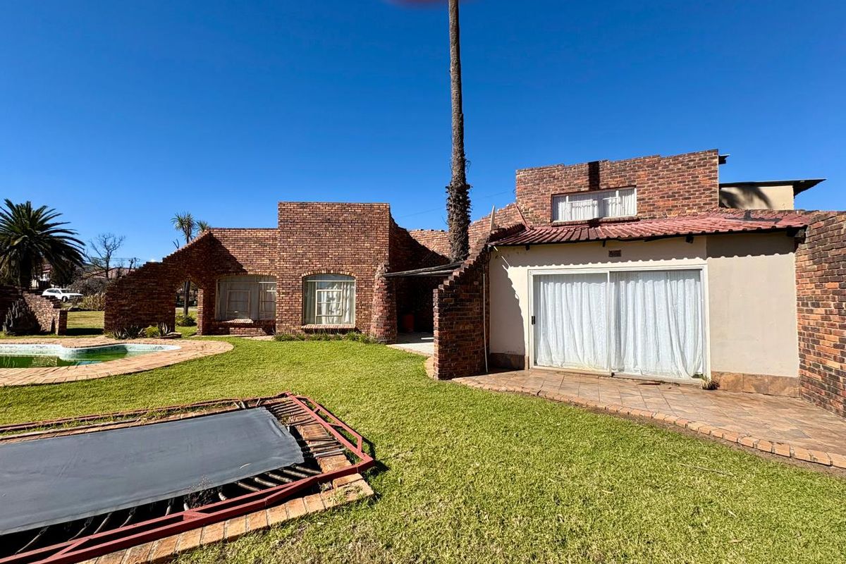 Four Bedroom Modern Spacious Family Home with Swimming pool in Heilbron - Photo 3