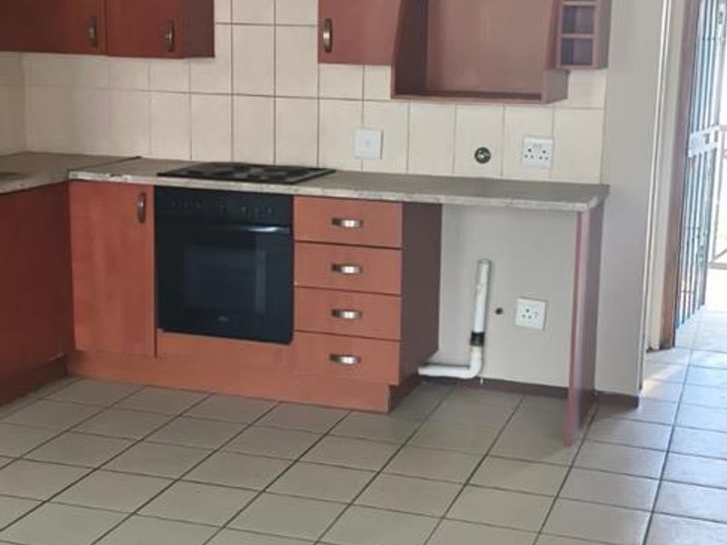 perfect beginner townhouse ideal for single or small family - Photo 8
