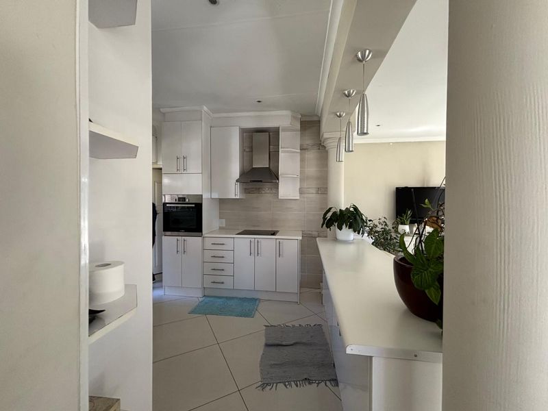 3 Bedroom House for sale in Mondeor - Photo 7