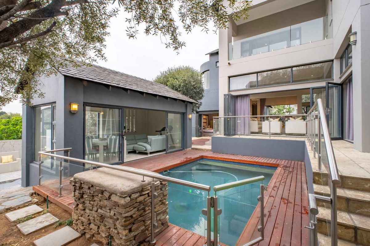 🏡 Exquisite 5-Bedroom Luxury Home To Let in Helderfontein Estate - Photo 3