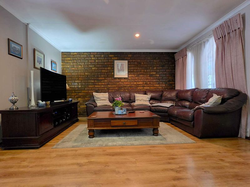 4 Bedroom House For Sale in Glenvista - Photo 2